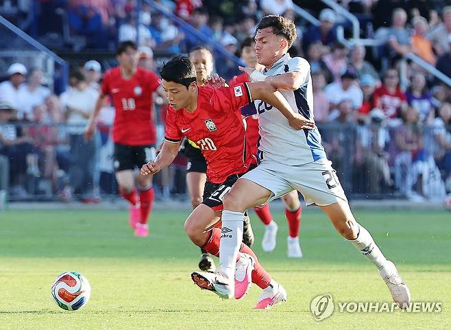 달려라, 황희찬 (프로보[미국 유타주]=연합뉴스) 신준희 기자 = 3일(현지시간) 오후 미국 유타주 프로보에 위치한 브리검영대 사우스필드에서 열린 대한민국과 엘살바도르의 평가전.
    한국 황희찬이 드리블을 하고 있다. 2026.6.4 hama@yna.co.kr