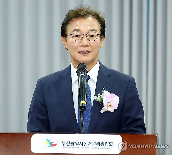 당선소감 말하는 전재수 (부산=연합뉴스) 손형주 기자 = 더불어민주당 전재수 부산시당 당선인이 지난 5일 부산 연제구 부산시선관위에서 열린 당선증 교부식에서 당선 소감을 말하고 있다. 2026.6.5 handbrother@yna.co.kr