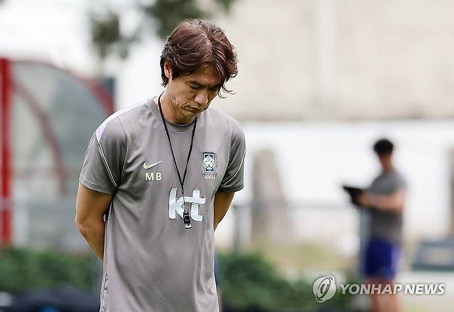 생각에 잠긴 홍명보 감독 (사포판[멕시코 할리스코주]=연합뉴스) 최재구 기자 = 2026 북중미 월드컵에 출전하는 한국 축구 국가대표팀의 홍명보 감독이  7일(현지시간) 멕시코 과달라하라 인근 사포판의 치바스 바예 베르데에서 열린 팀 훈련에서 생각에 잠겨 있다.  2026.6.8 jjaeck9@yna.co.kr