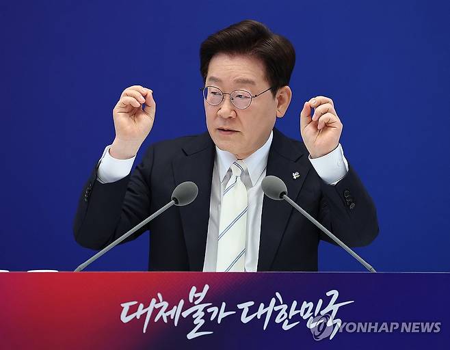 이재명 대통령, 취임 1주년 발언 (서울=연합뉴스) 김도훈 기자 = 이재명 대통령이 8일 청와대 영빈관에서 열린 취임 1주년 기자회견에서 발언하고 있다. 2026.6.8 superdoo82@yna.co.kr