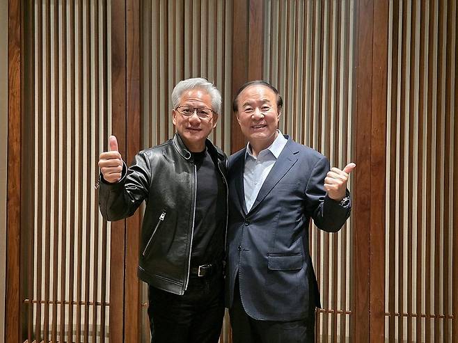 젠슨 황 엔비디아 CEO와 전영현 삼성전자 부회장 (서울=연합뉴스) 젠슨 황 엔비디아 CEO와 전영현 삼성전자 부회장이 8일 서울 중구 신라호텔에서 만나 HBM4E·HBM5 공급 등에 대해 논의한 뒤 기념사진을 촬영하고 있다. 2026.6.8 [삼성전자 제공. 재판매 및 DB 금지] photo@yna.co.kr