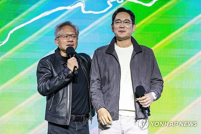 지포스 출시 25주년 기념 행사 (서울=연합뉴스) 이진욱 기자 = 젠슨 황 엔비디아 최고경영자와 이재용 삼성전자 회장이 지난해 서울 코엑스에서 열린 엔비디아의 그래픽카드(GPU) '지포스' 출시 25주년 행사에 참석해 있다. 2025.10.30 [공동취재] cityboy@yna.co.kr