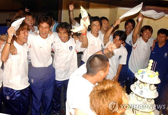 월드컵 축구 4강 진출 자축하는 한국 대표선수들(전수영) 4강 신화를 달성한 한국축구대표팀이 22일 밤 숙소인 르네상스 서울 호텔에서 자축연을 벌이며 즐거워하고 있다./특별취재반/체육/월드/ 2002.6.22(서울=연합뉴스) <저작권자 ⓒ 2002 연 합 뉴 스. 무단전재-재배포 금지.>
