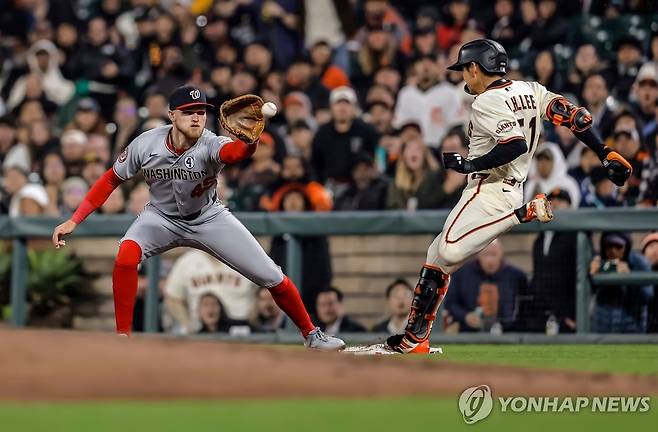 포수 앞 내야 안타 때 전력 질주로 세이프된 이정후  [샌프란시스코 크로니클/AP=연합뉴스]