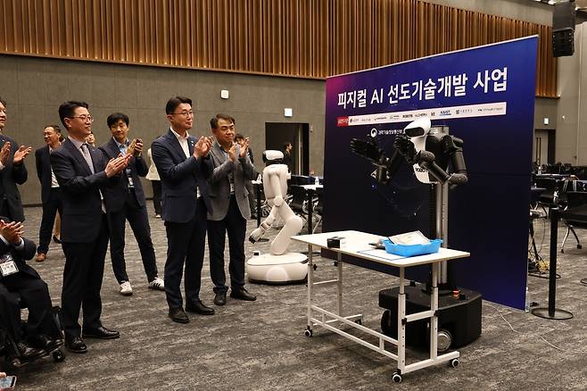 피지컬 AI 선도기술개발사업 착수보고회 류제명 과학기술정보통신부 제2차관이 9일 오후 서울 강서구 LG사이언스파크에서 열린 '피지컬 AI 선도기술개발사업 착수보고회' 에 참석해 피지컬 AI 로봇 시연을 보고 있다. [과학기술정보통신부 제공. 재판매 및 DB 금지]