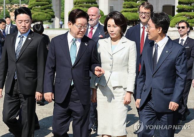 대화하는 이재명 대통령과 김민석 총리 (성남=연합뉴스) 한상균 기자 = 주요7개국(G7) 정상회의 참석과 유럽 순방을 위해 출국하는 이재명 대통령이 9일 성남 서울공항에서 공군 1호기로 이동하며 김민석 국무총리와 대화하고 있다. 2026.6.9 xyz@yna.co.kr
