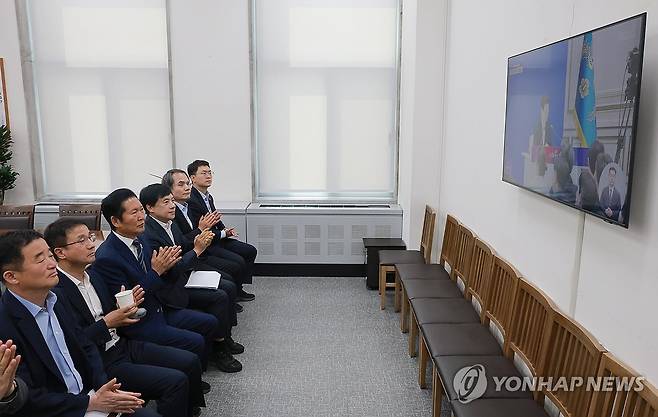 대통령 취임 1주년 기자회견 보는 민주당 지도부 (서울=연합뉴스) 신현우 기자 = 더불어민주당 정청래 대표·한병도 원내대표 등 지도부가 8일 국회에서 이재명 대통령 취임 1주년 기자회견 생중계를 보고 있다. 2026.6.8 nowwego@yna.co.kr