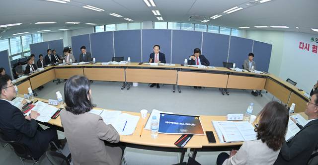 10일 대구시장식 인수위원회에서 열린 업무 보고에서 추경호 대구시장 당선인이 회의를 주재하고 있다. 인수위 제공