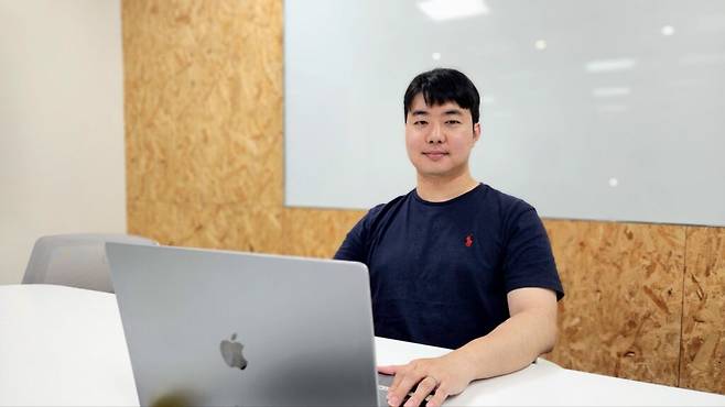 올세일코퍼레이션의 목표는 브랜드가 새로운 글로벌 유통 채널을 더 빠르게 이해하고, 데이터 기반으로 실험하고, 크리에이터와의 협업을 확장할 수 있도록 돕는 인프라가 되는 것이다. 인터뷰 말미 김 대표는 “올세일코퍼레이션이 해결하려는 문제는 결국 이 새로운 커머스 문법을 브랜드가 실행 가능한 시스템으로 바꾸는 것”이라고 강조했다. (사진=테크42)