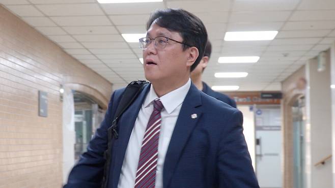 최정규 목사가 재판이 진행되는 회의실에 들어가고 있다. 최 목사는 교회 분쟁에 대한 입장을 거듭 물었으나 그는 아무런 답을 하지 않았다. 뉴스앤조이 안디도