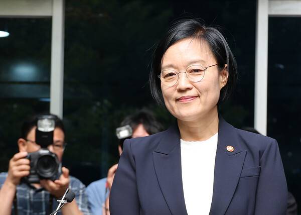 한성숙 국무총리 후보자가 8일 서울 종로구 통의동 금융감독원 연수원에 마련된 인사청문회 준비 사무실 앞에서 지명 소감을 밝힌 뒤 질문받고 있다. 2026.6.8. 연합뉴스