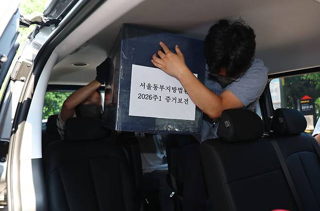 김지연 서울동부지방법원 부장판사와 관계자들이 10일 오후 6·3 지방선거 투표용지 부족 사태가 발생한 잠실7동 제2투표소였던 서울 송파구 우성아파트 노인정 현장을 나서고 있다.
사진=뉴시스