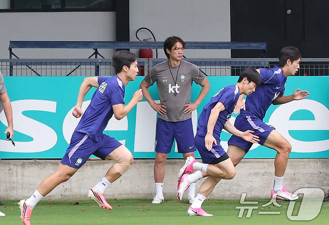 2026 북중미 월드컵에 출전하는 대한민국 축구 국가대표팀 홍명보 감독이 8일(현지시간) 멕시코 과달라하라 인근 사포판에 위치한 치바스 바예 베르데에서 선수들의 훈련을 지켜보고 있다. 2026.6.9 ⓒ 뉴스1 임세영 기자