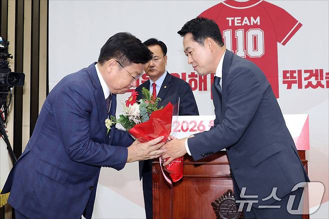장동혁 국민의힘 대표가 10일 서울 여의도 국회에서 열린 국민의힘 원내대표 선출 의원총회에서 정점식 신임 원내대표에게 꽃다발을 전달하고 있다. (공동취재) 2026.6.10 ⓒ 뉴스1 신웅수 기자