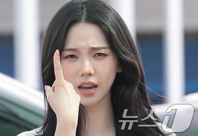 에스파 카리나가 월드컵 응원을 위해 10일 인천국제공항에 도착해 멕시코로 출국하며 알레르기를 숨기기 위해 인상을 쓰며 팬과 소통하고 있다. 2026.6.10 ⓒ 뉴스1 권현진 기자