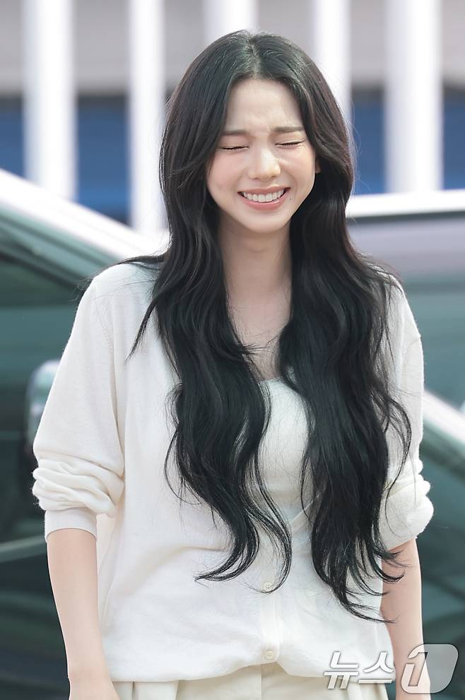 에스파 카리나가 월드컵 응원을 위해 10일 인천국제공항에 도착해 멕시코로 출국하기 전 미소를 짓고 있다. ⓒ 뉴스1 권현진 기자