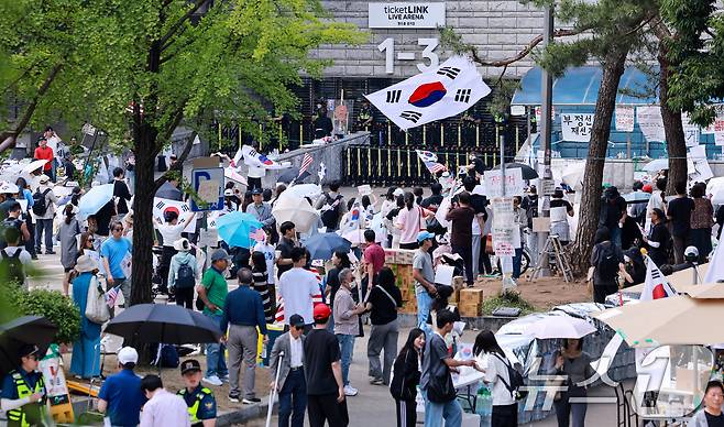 제9회 전국동시지방선거 투표용지 부족 사태를 규탄하며 재선거를 요구하는 집회가 계속되는 10일 서울 송파구 올림픽공원 핸드볼경기장 개표소 앞에 시민들이 모여 재선거를 요구하는 구호를 외치고 있다. 2026.6.10 ⓒ 뉴스1 이호윤 기자