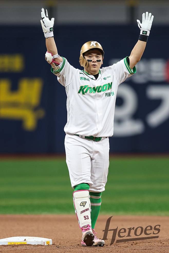 키움 히우라가 9일 서울 고척스카이돔에서 열린 2026 KBO리그 NC전에서 안타를 날린 뒤 사인을 보내고 있다. 사진 | 키움 히어로즈
