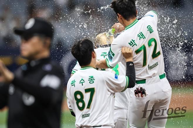 키움 최주환(가운데)이 9일 서울 고척스카이돔에서 열린 2026 KBO리그 NC전에서 9회말 끝내기 안타로 팀 승리를 이끈 뒤 동료들의 물세례를 받고 있다. 사진 | 키움 히어로즈