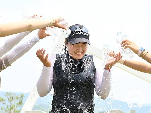 9일 김도희E가 전남 강진 다산베아채 골프앤리조트(파72)에서 열린 'KLPGA 2026 다산베아채 골프앤리조트 점프투어 with SBS골프 8차전' 최종 라운드에서 보기 없이 버디 5개를 낚으며 5언더파 67타를 기록했다.(김도희E 선수가 우승 후 동료선수들에게 축하 세리머니를 받고 있다). /사진=KLPGA