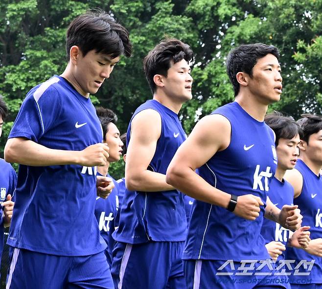 8일(한국시각) 멕시코 과달라하라 인근 사포판 월드컵대표팀 베이스캠프 훈련장 치바스 베르데 바예에서 진행된 대한민국 월드컵 대표팀의 공식 훈련, 황인범 김민재 황희찬이 훈련 전 러닝을 하고 있다. 사포판(멕시코)=허상욱 기자wook@sportschosun.com/2026.06.08/