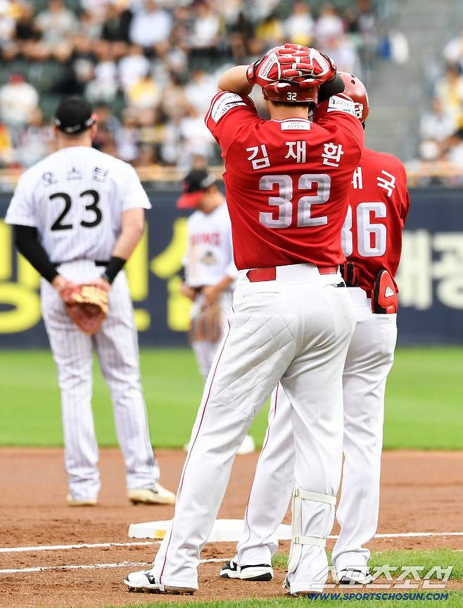 얼마나 간절했으면 머리를 감싸 쥔 김재환은 전광판에서 눈을 떼지 못했다.
