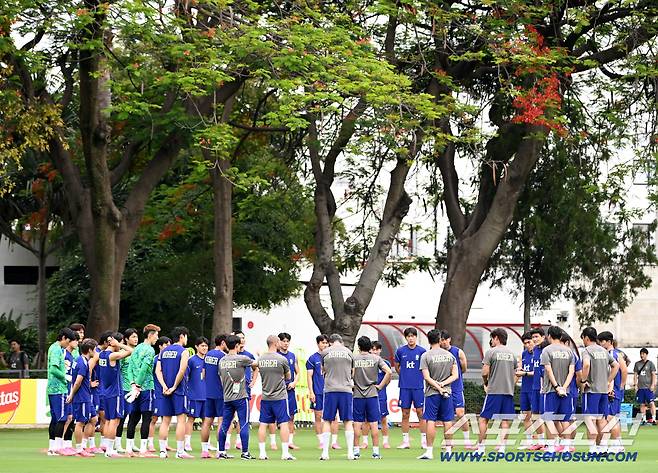 8일(한국시각) 멕시코 과달라하라 인근 사포판 월드컵대표팀 베이스캠프 훈련장 치바스 베르데 바예에서 진행된 대한민국 월드컵 대표팀의 공식 훈련, 홍명보 감독과 선수들이 미팅을 갖고 있다. 사포판(멕시코)=허상욱 기자wook@sportschosun.com/2026.06.08/