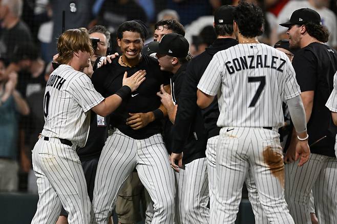 Chicago White Sox's Braden Montgomery celebrates with teammates after hitting a walk-off two-run home run in the 10th inning of a baseball game to defeat the Atlanta Braves in Chicago, Tuesday, June 9, 2026. (AP Photo/Paul Beaty)







<저작권자(c) 연합뉴스, 무단 전재-재배포, AI 학습 및 활용 금지>