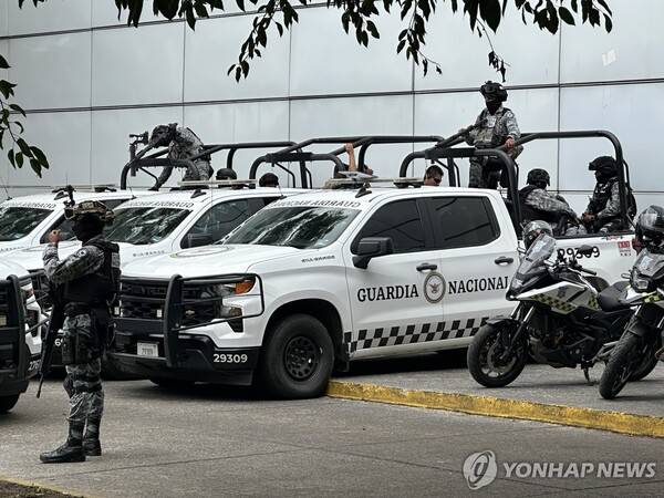 한국 축구 대표팀 훈련장을 지키고 있는 멕시코 무장 경찰. ⓒ연합뉴스