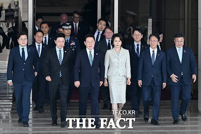 유럽 방문과 G7(주요 7개국) 정상회의 참석을 위해 순방길에 나선 이재명 대통령과 김혜경 여사가 9일 오전 경기도 성남시 서울공항에 도착해 홍익표 정무수석, 강훈식 비서실장, 김민석 국무총리, 윤호중 행정안전부 장관 등과 함께 공군 1호기로 이동하고 있다. 이례적으로 민주당 지도부가 불참했다. /서울공항=남용희 기자