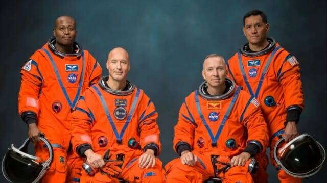 NASA 차기 아르테미스 3호 임무 승무원. 왼쪽부터 앙드레 더글러스, 루카 파르미타노, 랜디 브레스닉, 프랭크 루비오 승무원. 이 중 파프미타노만 ESA 소속이며, 나머지 승무원은 NASA 비행사들이다. (출처=NASA)