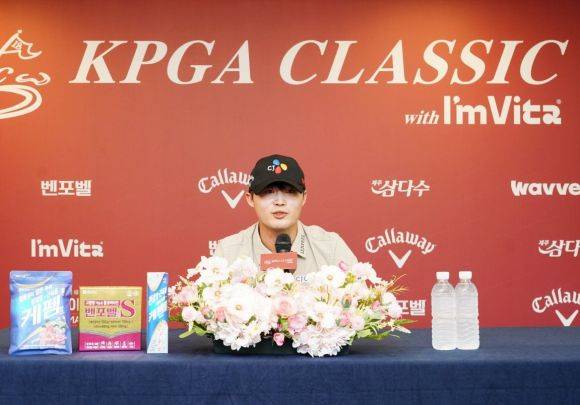 배용준이 KPGA 클래식 기자회견에서 대회에 나서는 각오를 밝히고 있다. KPGA 제공