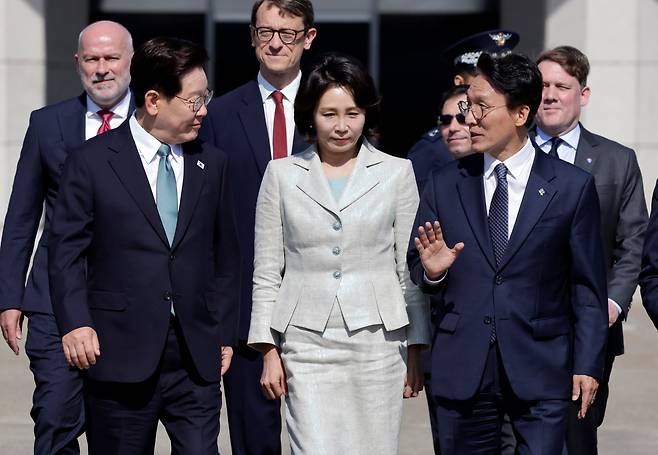 G7 정상회의 참석 계기 유럽을 방문하는 이재명 대통령과 김혜경 여사가 9일 경기 성남공항에서 공군 1호기로 향하며 김민석 국무총리와 대화하고 있다. /뉴시스