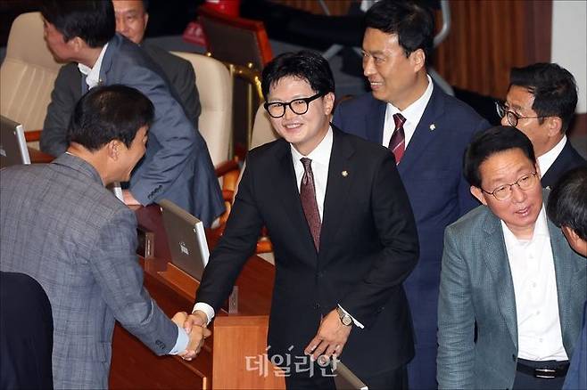 한동훈 무소속 의원이 지난 5일 오후 서울 여의도 국회 본청에서 열린 국회 본회의에서 국민의힘 의원들과 인사를 나누고 있다. ⓒ데일리안 홍금표 기자