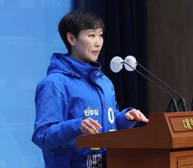 이지은 전 총경이 13일 서울 여의도 국회 소통관에서 제22대 총선 더불어민주당 마포갑 출마선언 기자회견을 하고 있다. 2024.3.13 ⓒ 뉴스1