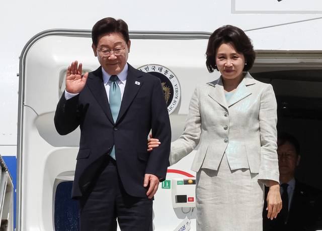 벨기에를 방문한 이재명 대통령과 김혜경 여사가 9일(현지시간) 브뤼셀 멜스부르크 공군 기지에 도착한 공군 1호기에서 환영객에게 인사하고 있다. 연합뉴스