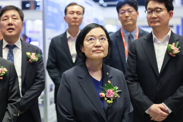 한성숙 국무총리 후보자가 10일 서울 강남구 코엑스에서 열린 '2026 스마트테크 코리아' 똑똑한 공장 체험관에서 관계자로부터 제조 인공지능 전환(AX) 관련 설명을 듣고 있다. [연합뉴스]