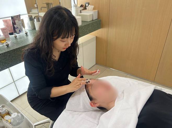 서울 성동구 올리브영N성수에서 김현지 기자가 뷰티컨설턴트 체험을 하고 있다. 사진=김현지 기자