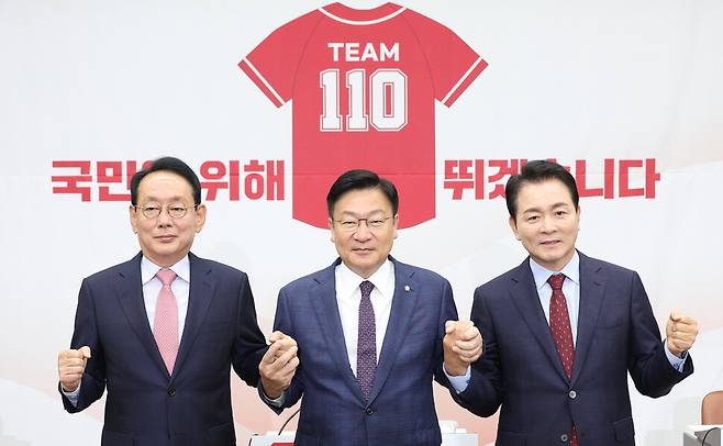 국민의힘 원내대표 선거에 출마한 김도읍(왼쪽부터)·정점식·성일종 의원이 10일 오전 국회에서 열린 원내대표 선출을 위한 의원총회에 참석해 합동 토론을 하기에 앞서 기념사진을 찍고 있다. 김정효 기자 hyopd@hani.co.kr