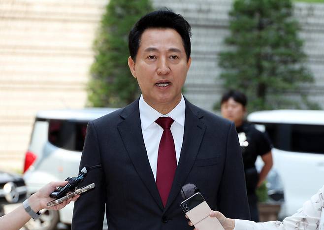 오세훈 서울시장이 10일 서울 서초구 서울중앙지방법원에서 열린 '명태균 여론조사 의혹' 사건 1심 속행 공판에 출석하며 취재진의 질문에 답하고 있다. 사진공동취재단