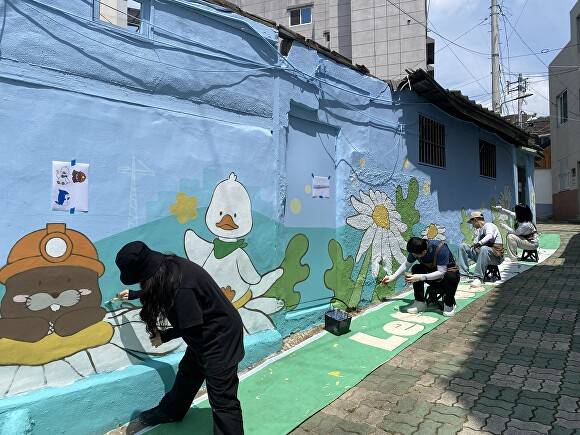 대구도시개발공사 직원들이 벽화그리기 봉사활동에 나서고 있다 [사진=대구도시개발공사]