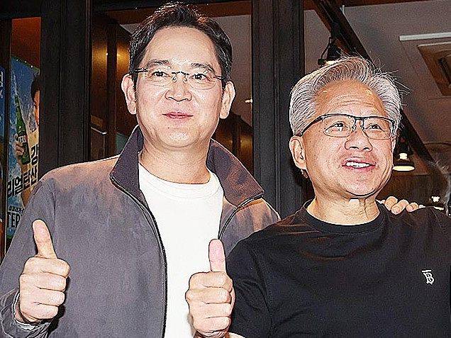 이재용 삼성전자 회장과 젠슨 황 엔비디아 최고경영자가 2025년 1월30일 서울 삼성동 치킨집에서 '깐부 치맥' 회동을 마치고 포즈를 취했다. [중앙포토]