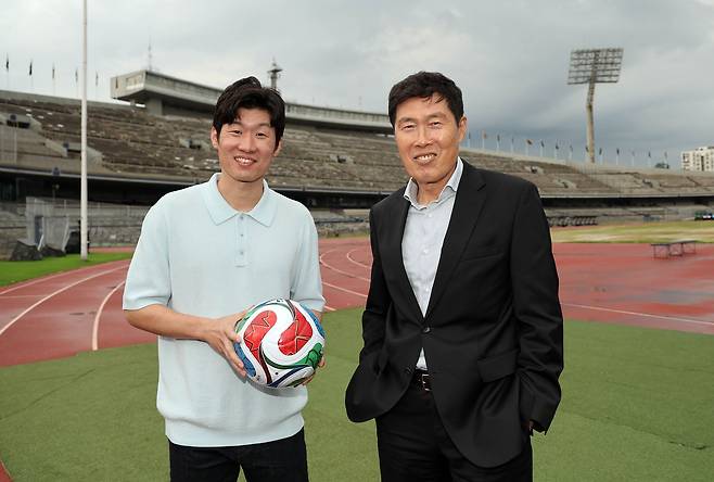 9일(한국시간) 멕시코시티 에스타디오 올림피코 우니베르시타리오를 찾은 한국 축구의 두 레전드 차범근(오른쪽) 전 감독과 박지성 JTBC 해설위원. 차 전 감독이 40년 전 멕시코 월드컵을 뛰었던 축구장이다. 강정현 기자