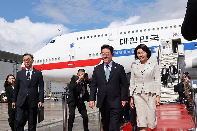 G7 정상회의 참석을 계기로 유럽을 방문한 이재명 대통령과 김혜경 여사가 9일(현지시간) 벨기에 브뤼셀 멜스부르크 군공항에 도착, 공군 1호기에서 내려 차량으로 이동하고 있다. 전민규 기자