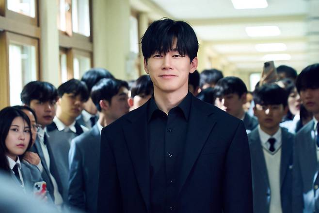 배우 김무열이 교권 회복에 나선 '교권보호국' 소속 감독관으로 등장해 학교 현장에서 벌어지는 각종 부조리를 시원하게 해결한다. 사진 넷플릭스