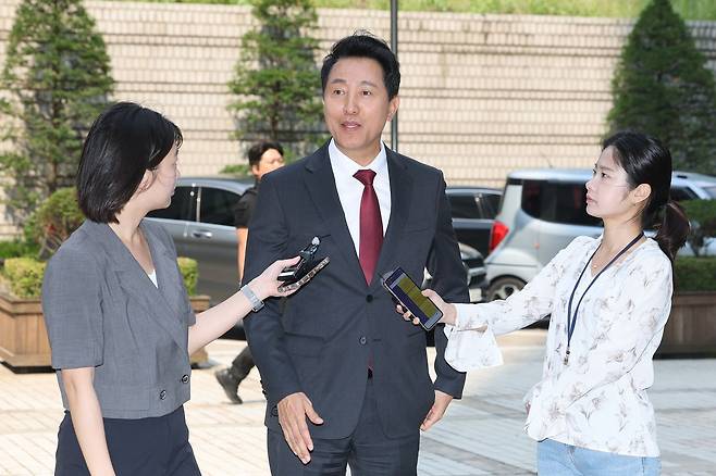 오세훈 서울시장이 10일 서울중앙지법에서 열린 '명태균 여론조사 의혹' 사건 1심 속행 공판에 출석하며 취재진에 입장을 밝히고 있다. 연합뉴스