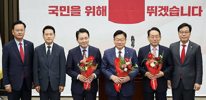 정점식 국민의힘 신임 원내대표(왼쪽에서 네번째)가 10일 서울 여의도 국회에서 열린 국민의힘 원내대표 선출 의원총회에서 기념 촬영을 하고 있다. 왼쪽부터 유상범 의원, 장동혁 대표, 성일종 의원, 정 원내대표, 김도읍 의원, 송언석 전 원내대표. 뉴스1
