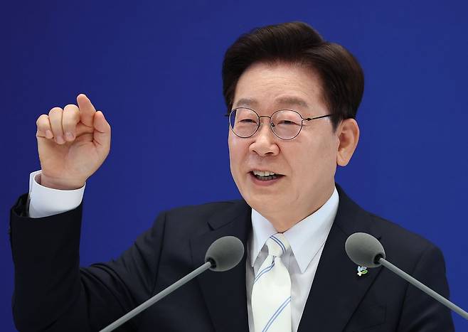 이재명 대통령이 8일 청와대 영빈관에서 열린 취임 1주년 기자회견에서 발언하고 있다. 연합뉴스