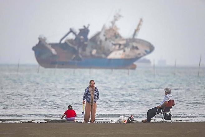 호르무즈 해협에 있는 이란 반다르 압바스 해안가의 지난 1일 모습. 사진=AFP