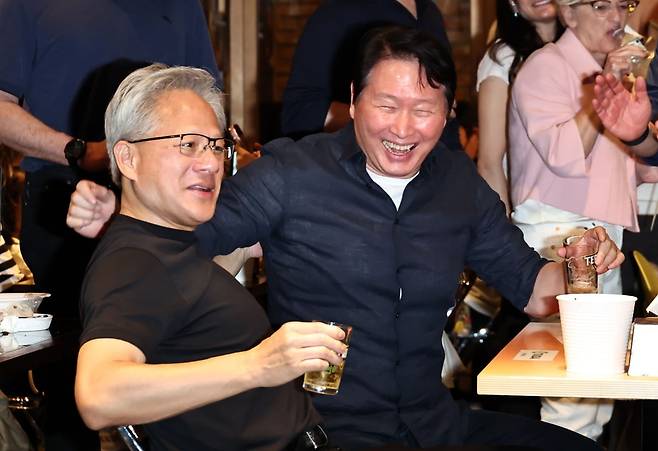 젠슨 황 엔비디아 최고경영자(CEO)와 최태원 SK그룹 회장이 7일 서울 강남구 깐부치킨 삼성점에서 회동하고 있다. /사진=연합뉴스